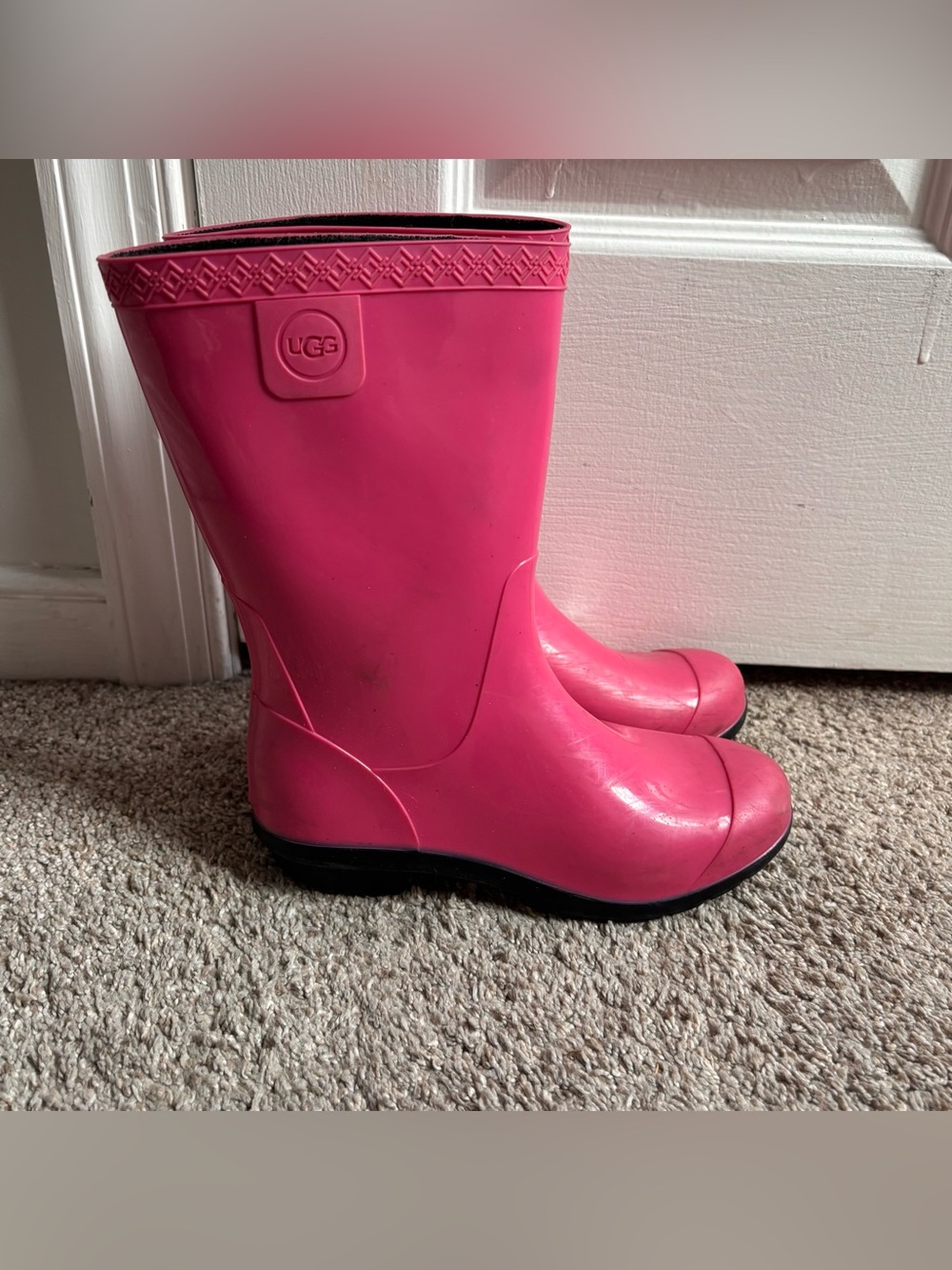 **UGG Kids’ Raana Rain Boots Bright Pink Glossy Size 1**
Bright pink UGG Kids’